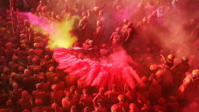 Umat Hindu mengambil bagian dalam festival keagamaan Holi di dalam sebuah kuil di desa Nandgaon, di negara bagian Uttar Pradesh, India, 12 Maret 2022. Foto: REUTERS/Adnan Abidi