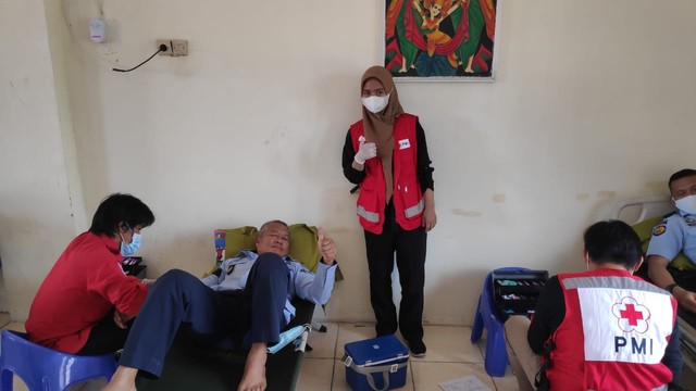 Pegawai Rutan Kelas IIB Pasangkayu Melakukan Donor Darah Dibantu Oleh PMI Pasangkayu. Foto: Rutan Pasangkayu/dok (24/03)