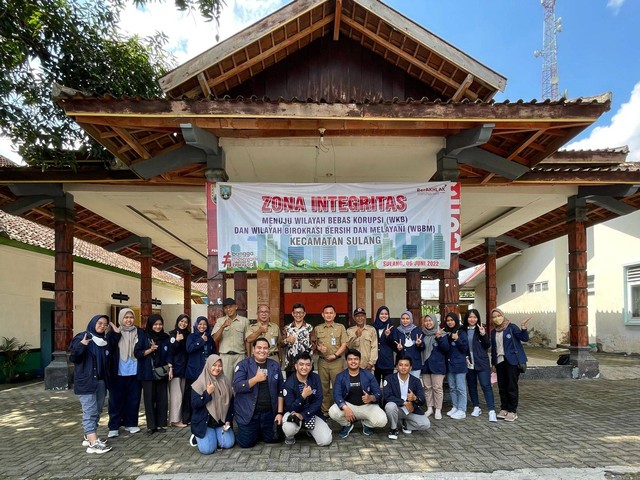 Proses penyerahan peserta KKN-T IPB di Kecamatan Sulang pada Senin (20/06/2022) (Sumber foto: Dokumen pribadi)