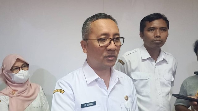 Kepala Dinas Kependudukan dan Pencatatan Sipil (Disdukcapil) Surabaya Agus Imam Sonhaji menjelaskan kepada wartawan terkait pernikahan beda agama di Surabaya, Rabu (22/6/2022). Foto: Farusma Okta Verdian/kumparan