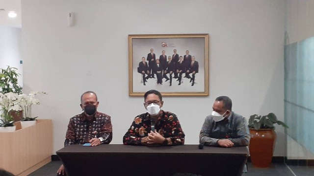(dari kiri ke kanan) Deputi Direktur Pengawasan LJK OJK DIY, Budi Saptono; Kepala Biro Pembinaan dan Pengembangan Berjangka Komoditi Bappebti, Tirta Karma Senjaya; dan Kepala OJK Daerah Istimewa Yogyakarta, Parjiman. Foto: Erfanto/Tugu Jogja