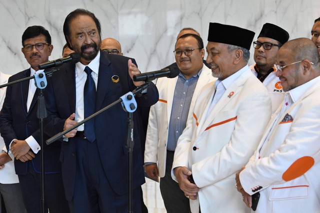 Ketua Umum Partai Nasional Demokrat (Nasdem) Surya Paloh (kedua kiri) dan Presiden Partai Keadilan Sejahtera (PKS) Ahmad Syaikhu (kedua kanan) menjawab pertanyaan wartawan dalam konferensi pers usai pertemuan di Kantor DPP Nasdem, Jakarta. Foto: Aditya Pradana Putra/Antara Foto