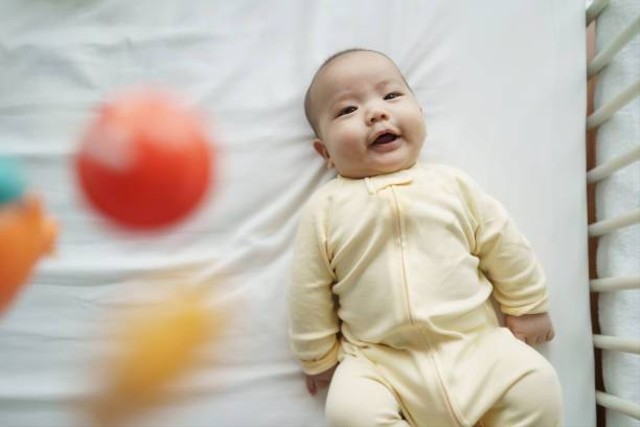 Ilustrasi cara membersihkan lidah putih pada bayi 1 bulan (Sumber: iStock)