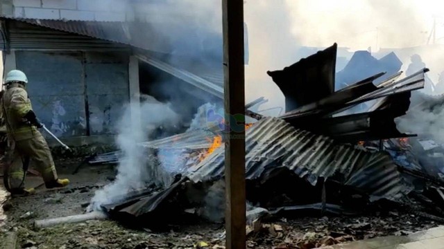 Petugas saat berupaya memadamkan api kebakaran di Pasar Desa Sidobandung, Kecamatan Balen, Kabupaten Bojonegoro. Rabu (22/06/2022). (foto: dok istimewa)