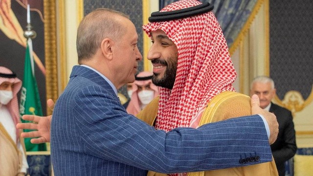 Presiden Recep Tayyip Erdogan mendekap Pangeran Mohammed bin Salman dalam lawatan ke Arab Saudi pada April.