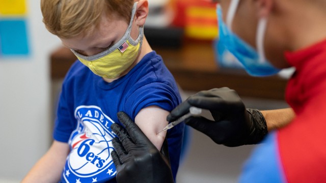 Pemberian vaksin COVID-19 untuk anak di bawah lima tahun di Skippack Pharmacy di Schwenksville, Pennsylvania, Amerika Serikat, Selasa, (21/6/2022). Foto: Hannah Beier/Reuters