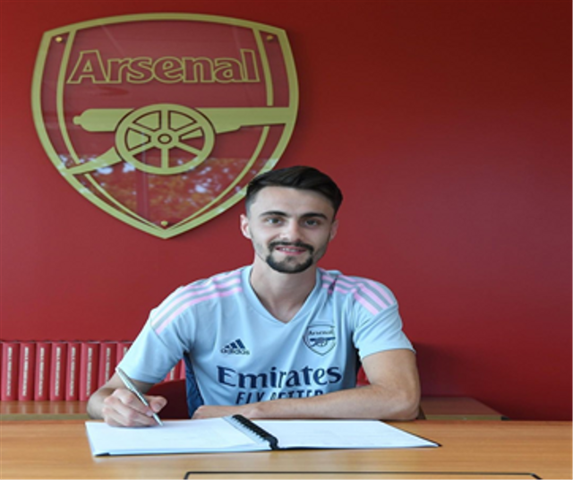 Fabio Vieira saat menandatangani kontrak jangka panjang bersama Arsenal. (Sumber: instagram fabiodfvieira)