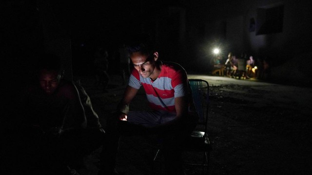 Foto: Warga Kuba Beraktivitas dalam Kegelapan Akibat Pemadaman Listrik (110338)