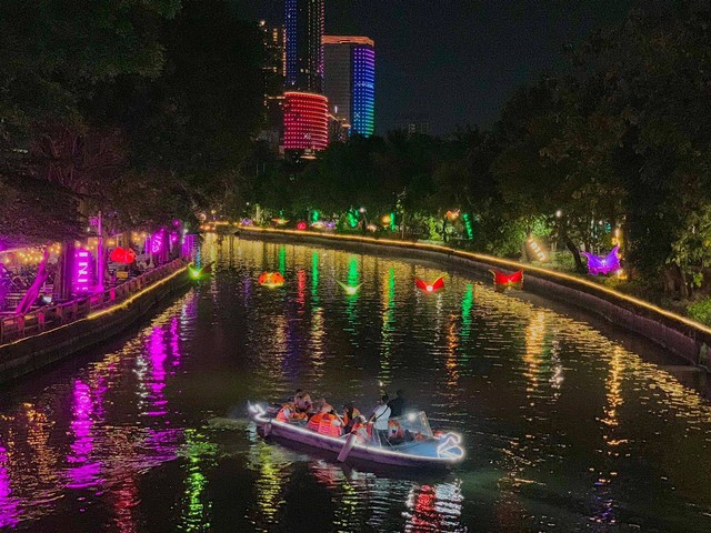 Wisata Perahu Kalimas dengan pemandangan gedung. (Sumber : dokumen pribadi)