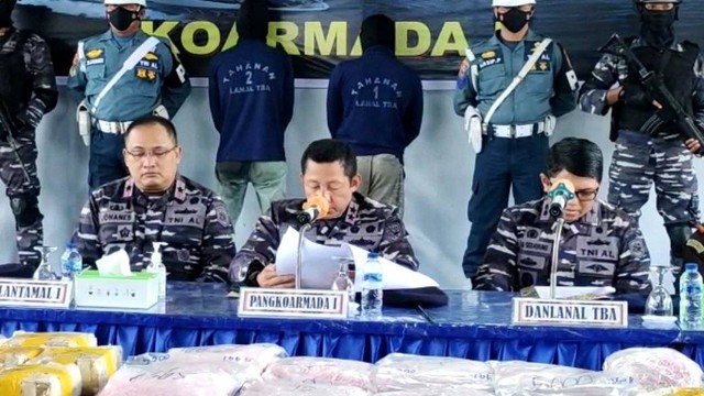 TNI AL memaparkan pengungkapan 29 kilogram sabu dan 60 ribu butir pil ekstasi di Perairan Asahan. Foto: Dok. Istimewa