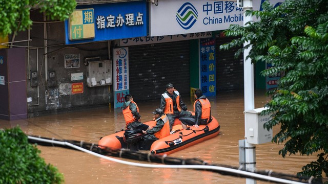 Tim SAR melakukan penyusuran untuk evakuasi banjir di Shaoguan, Guangdong, China pada Selasa (21/6/2022). Foto: STR/AFP