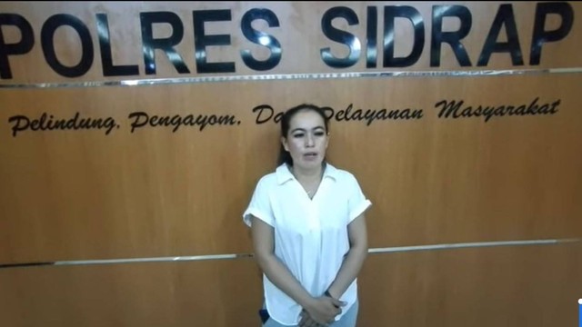 Gusni (32), konten kreator asal Sidrap, Sulawesi Selatan, memberikan klarifikasi dan permohonan maaf atas kontennya ditilang karena memakai sandal jepit. Foto: Tangkapan Layar Video