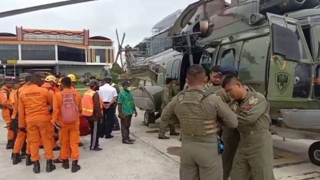 Tim SAR gabungan di Timika dalam proses evakuasi penumpang Susi Air yang mengalami kecelakaan di Timika. (Foto SAR Timika)