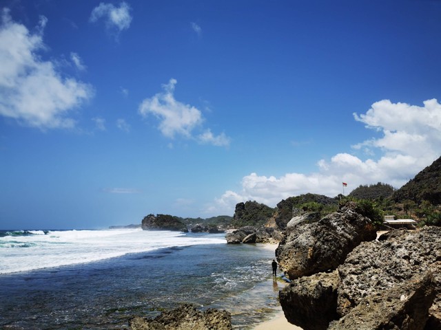 harga tiket masuk pantai trisik. sumber foto : unsplash/farhan salimuddin.