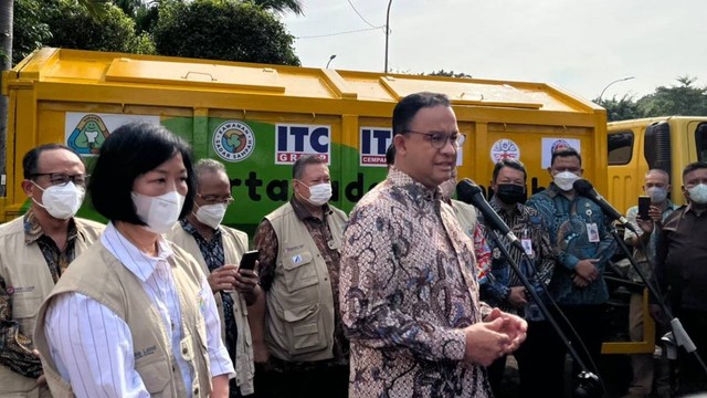 Gubernur DKI Jakarta Anies Baswedan di peluncuran implementasi sampah mandiri dan perusahaan di ITC Cempaka Mas, Jakarta Pusat, Kamis (23/6/2022). Foto: Haya Syahira/kumparan