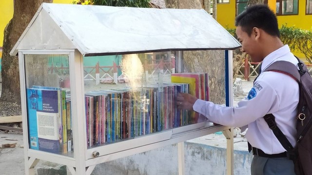 Aktivitas Membaca Siswa di Pojok Literasi Sekolah, Foto: Wahyudi Hamarong