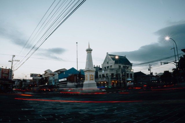 lokasi dan jam buka tugu pensil. sumber foto : unsplash/angga kurniawan.