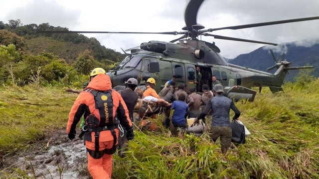 Evakuasi korban kecelakaan pesawat Susi Air, di Timika, Papua, Kamis (23/6/2022). Foto: Basarnas Timika