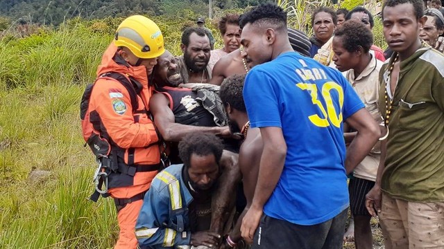 Evakuasi korban kecelakaan pesawat Susi Air, di Timika, Papua, Kamis (23/6/2022). Foto: Basarnas Timika