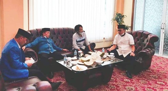 Saat Gubernur Jambi, Al Haris bertemu dengan Menteri Perdagangan RI, Zulkifli Hasan dan Bendum KNPI Jambi, Candra Andika. Foto: dok. Jambikita.id
