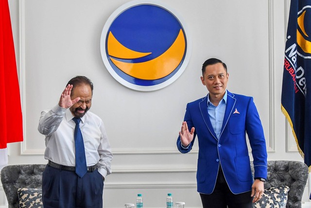 Ketua Umum Partai NasDem Surya Paloh (kiri) bertemu dengan Ketua Umum Partai Demokrat Agus Harimurti Yudhoyono (AHY) di Kantor DPP Nasdem, Jakarta, Kamis (23/6/2022). Foto: Galih Pradipta/ANTARA FOTO