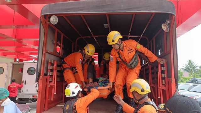 Proses evakuasi penumpang dan pilot Susi Air yang kecelakaan di Timika, Papua, Kamis (23/6/2022). Foto: Dok. Istimewa