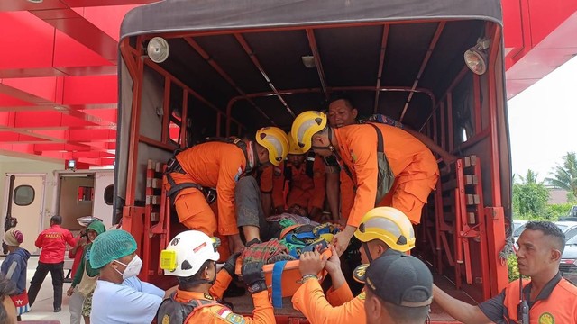 Proses evakuasi penumpang dan pilot Susi Air yang kecelakaan di Timika, Papua, Kamis (23/6/2022). Foto: Dok. Istimewa