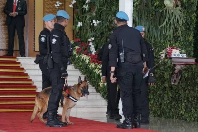 Pasukan Pengamanan Presiden (Paspampres) berjaga di Kompleks Parlemen, Senayan, Jakarta, kamis (20/10). Foto: Iqbal Firdaus/kumparan