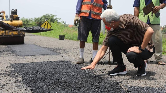 Gubernur Jateng Ganjar Pranowo saat meninjau perbaikan jalan dan infrastruktur di Jawa Tengah. Foto: Dok. Istimewa