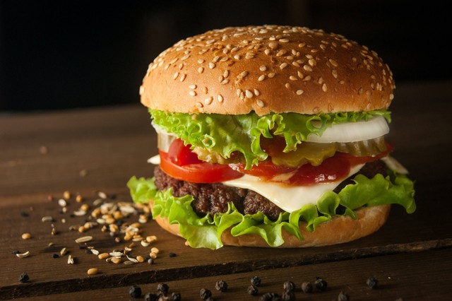 Ilustrasi daftar menu Burger King dan harganya, sumber foto Ilya Mashkov on Unsplash