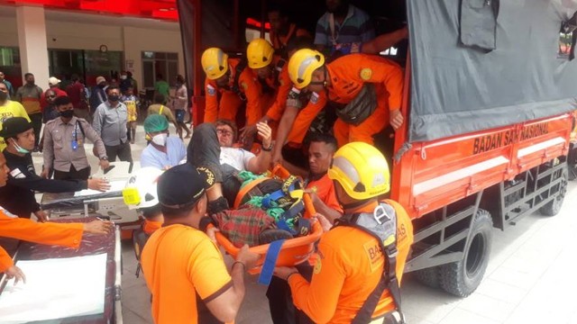 Evakuasi penumpang pesawat Susi Air ke RSUD Mimika. (Foto Humas Polda Papua)