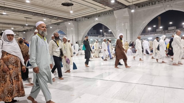 Jemaah Haji Rutin Salat di Masjidil Haram, Kemenag Imbau Tak Paksakan Diri (31415)