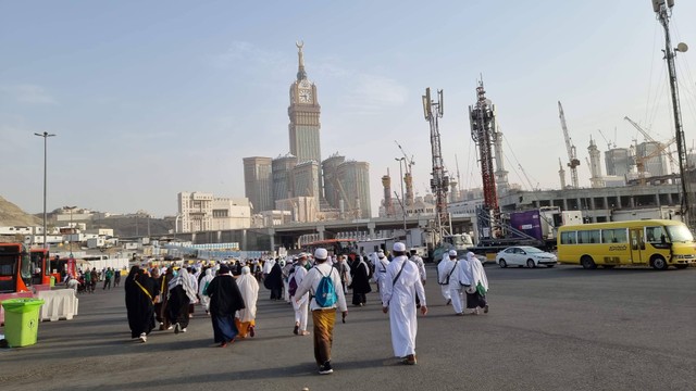 Jemaah Haji Rutin Salat di Masjidil Haram, Kemenag Imbau Tak Paksakan Diri (31416)