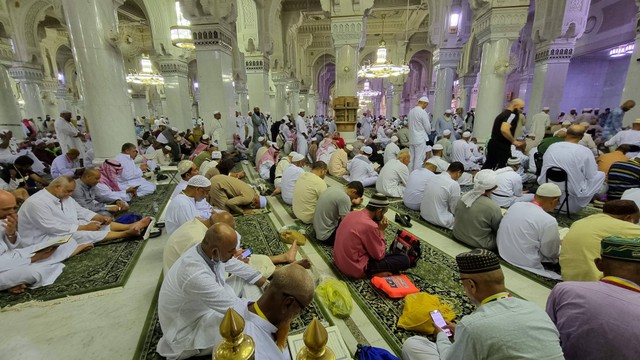 Jemaah Haji Rutin Salat di Masjidil Haram, Kemenag Imbau Tak Paksakan Diri (31417)