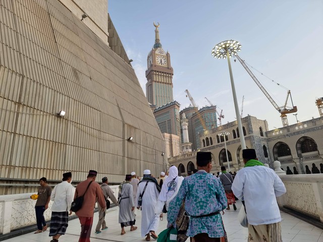 Jemaah Haji Rutin Salat di Masjidil Haram, Kemenag Imbau Tak Paksakan Diri (31414)