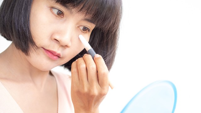 Ilustrasi pakai concealer. Foto: wing-wing/Shutterstock