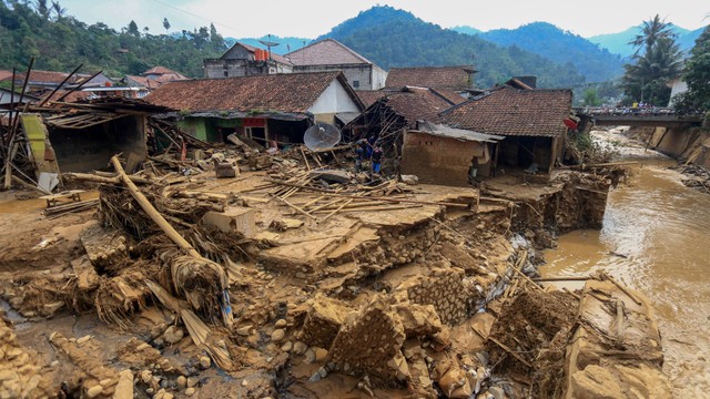 Foto: Kerusakan Permukiman Warga di Desa Purasari Akibat Banjir Bandang (173167)