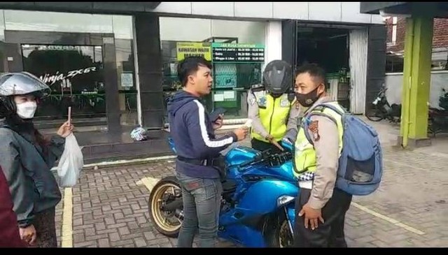 Polantas Polresta Bandar Lampung saat menilang pemuda didepan dealer. | Foto: Ist