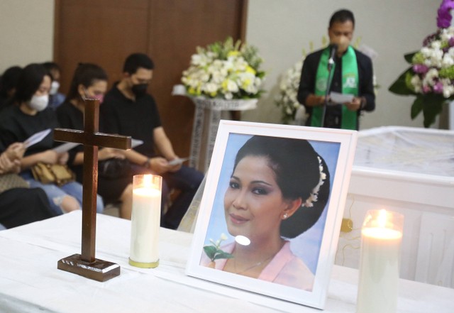 Sejumlah kerabat dan keluarga saat melayat jenazah artis Rima Melati di Rumah Duka RSPAD, Gatot Soebroto, Jakarta, Kamis, (23/06/2022). Foto: Agus Apriyanto