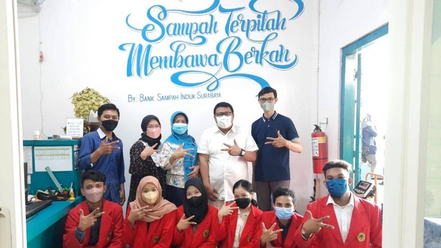 Sumber 1.0 Mahasiswa Ilmu Komunikasi Untag Surabaya bekerja sama dengan Bank Sampah Induk Surabaya, Doc : Maydinda Nur Maharani.