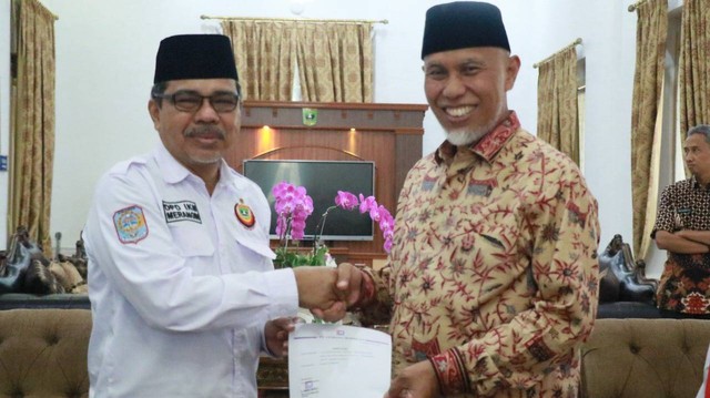 Gubernur Sumatera Barat Mahyeldi menerima bantuan untuk korban gempa di Pasaman Barat dan Pasaman dari Ikatan Keluarga Minang Raya (IKM) Merangin Provinsi Jambi, Kamis 23 Juni 2022. Foto: dok Humas