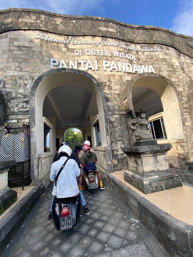 Pintu masuk Pantai Pandawa saat Vespa world Days Bali 2022 (Sumber : Dokumen Pribadi)