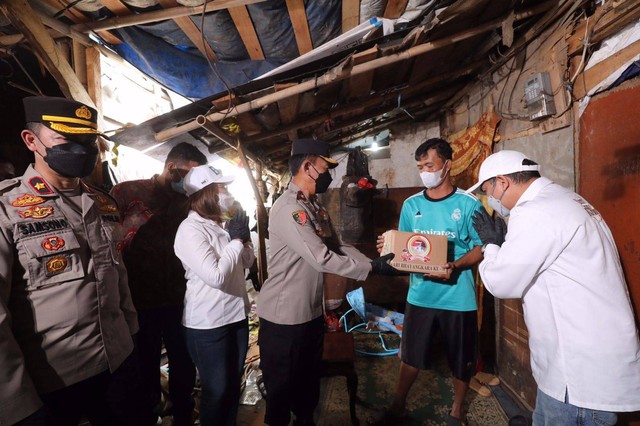 Polri melaksanakan kegiatan bakti sosial kepada kelompok pemulung di Bantargebang, Bekasi, Kamis (23/6).  Foto: Polri