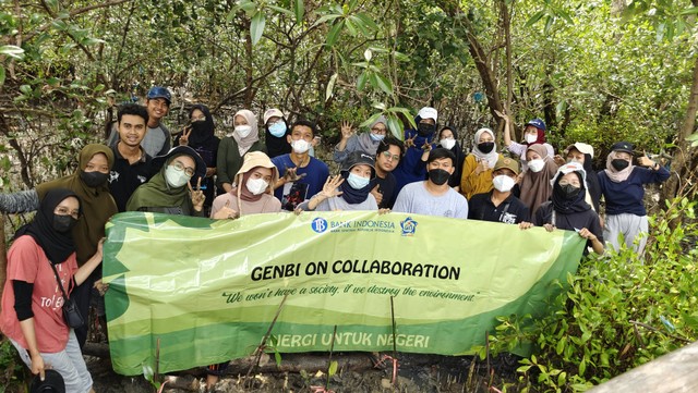 Pegiat Lingkungan Hidup GENBI saat melakukan acara tanam bakau di hutan mangrove pesisir Wonorejo. Foro: Dok. Istimewa tim media acara