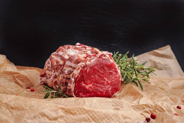 Ilustrasi aturan pembagian daging kurban berapa kilogram, sumber foto Wesual Click on Unsplash