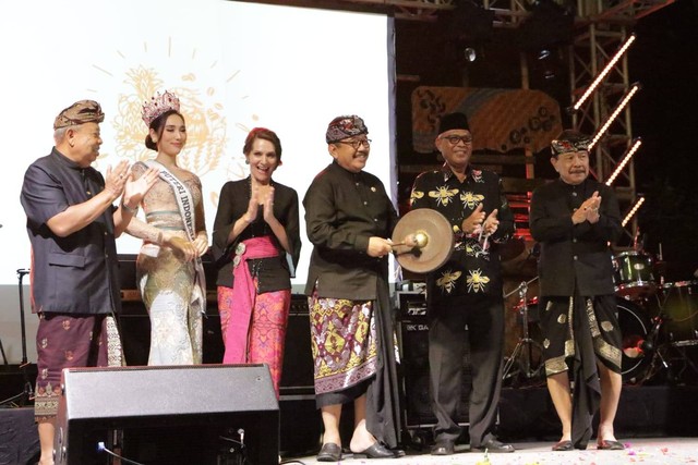  Wakil Gubernur Bali Prof Tjokorda Oka Artha Ardhana Sukawati (Cok Ace) saat membukan Ubud Food Festival - IST