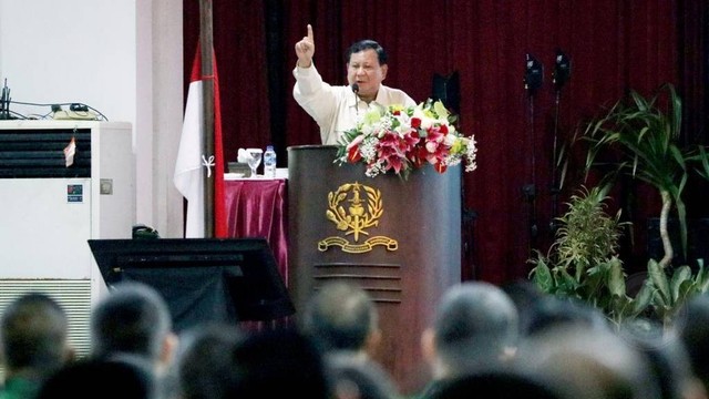 Menhan Prabowo Subianto memberikan pembekalan kepada peserta apel Komandan Satuan TNI Angkatan Darat di Akademi Militer (Akmil), Magelang. Foto: Biro Humas Setjen Kemhan