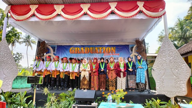 Persembahan penampilan sejumlah lagu oleh wisudawan dan wisudawati kelas 6 SD Muhammadiyah Ambarketawang 1 (SD MUHIBAR)