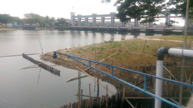 Sungai Cisadane berlumpur karena Banjir Bogor. Foto: kumparan