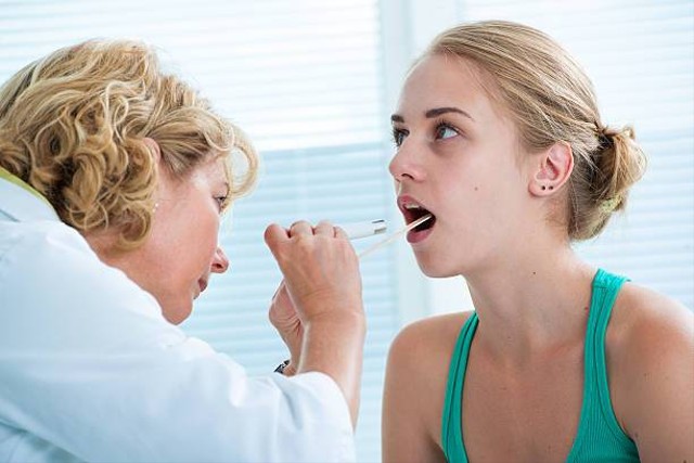Ilustrasi dokter memeriksa kondisi mulut pasien yang mengalami hipersalivasi. Foto: Pixabay